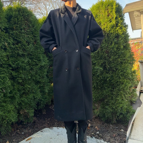 Black vintage wool blend Trench. Sleek and sharp design with unique fur details - Picture 8 of 8